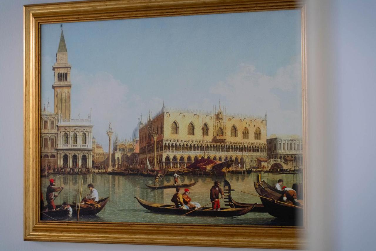 Loving In Venice, 5 Stars Exteriör bild