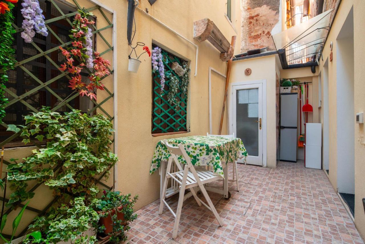 Loving In Venice, 5 Stars Exteriör bild