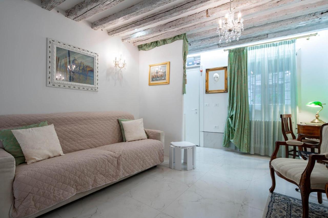 Loving In Venice, 5 Stars Exteriör bild