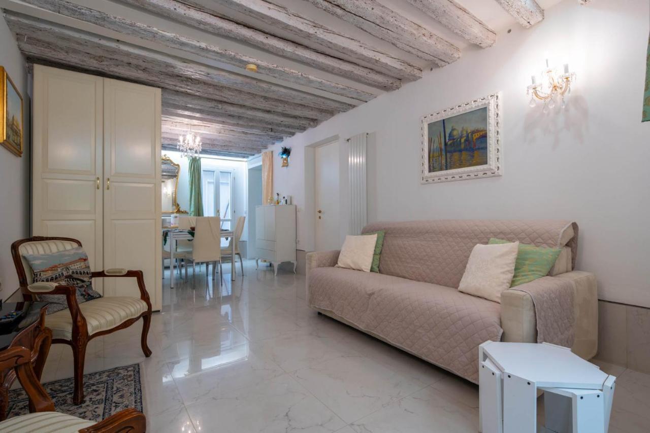 Loving In Venice, 5 Stars Exteriör bild